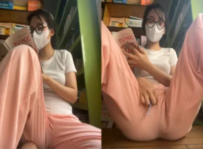 Cô nàng vừa xem sách vừa nhét đồ chơi vào lồn