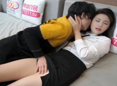 Cô nàng thư ký bí mật chiều ông sếp vì tiền