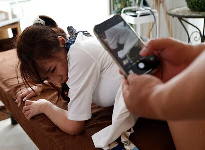 Em nhân viên ở tiệm triệt lông đè ra hiếp