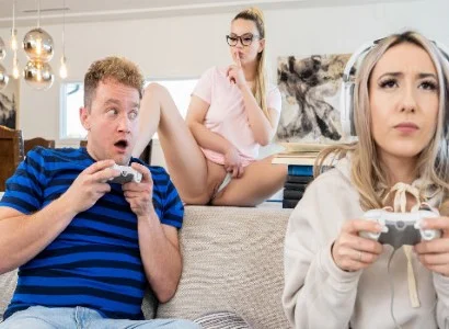 cô bé mải chơi game lúc nào cũng thế nên bị bạn thân cướp người yêu