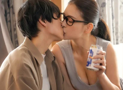 Anh chàng đau khổ vì bị cắm sừng được chị hàng xóm an ủi khi đau khổ