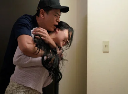 Nữ ca sĩ bị fan ép quan hệ vì nhan sắc làm phát điên