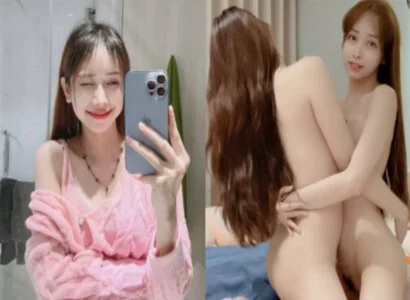 Lâm Thái Vy và cô bạn thân móc bím ngay trên sóng trực tiếp