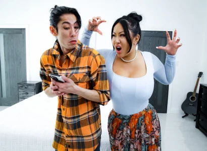 Chàng con trai cho mẹ kế xăm trổ hàng múp đạt cực khoái